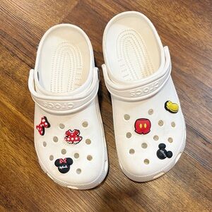 ♥️💖 MICKEY & MINNIE DISNEY BUNDLE Crocs Jibbitz White Classic Clogs M7 W9